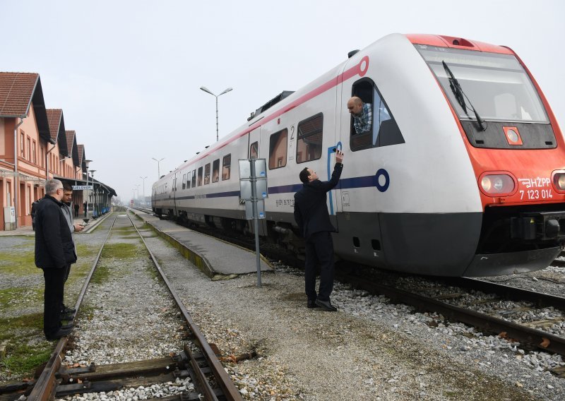 Nakon 50 godina u Hrvatskoj je izgrađena nova pruga. No, nije moglo bez problema - prvi vlak je kasnio zbog kvara