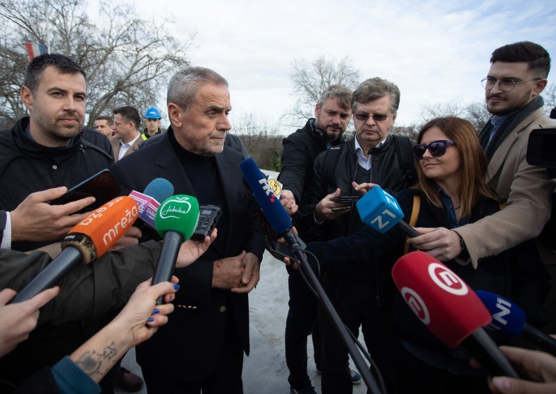 Bandić novinarima: Ne odgovaram na bedasta i deplasirana pitanja