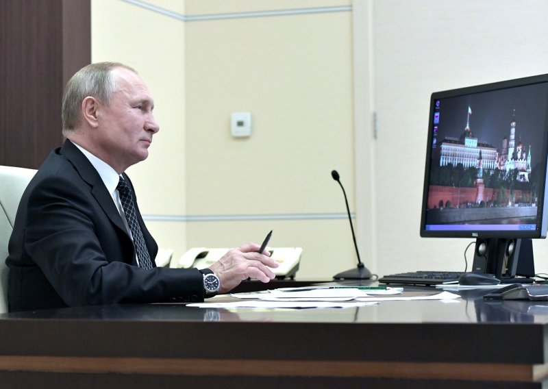 Putinova fotografija pred računalom pokazala da se služi zastarjelim operativnim sustavom