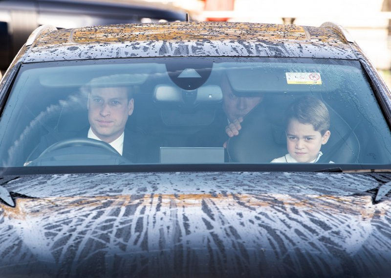 Kraljevska obitelj na udaru javnosti nakon što je šestogodišnji princ George snimljen kako se vozi na prednjem sjedalu automobila