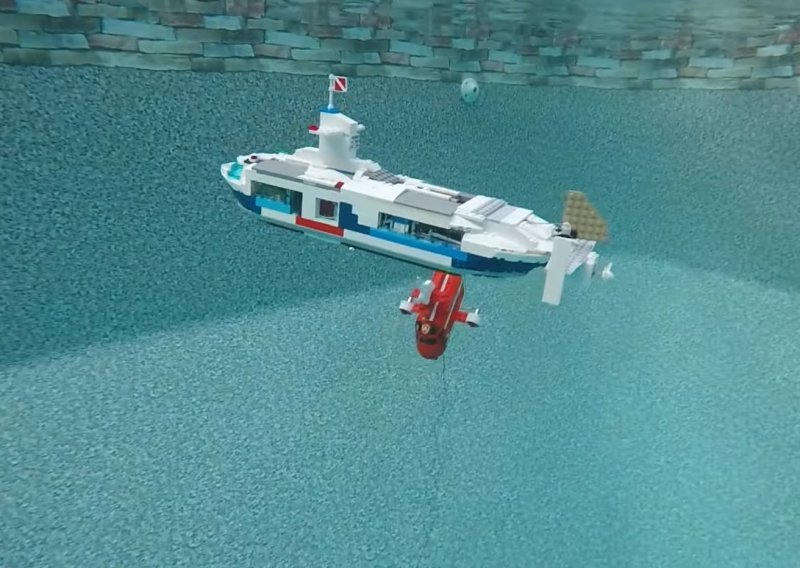 Domišljati ljubitelj Lego kockica sagradio podmornice i zatim ih uništio