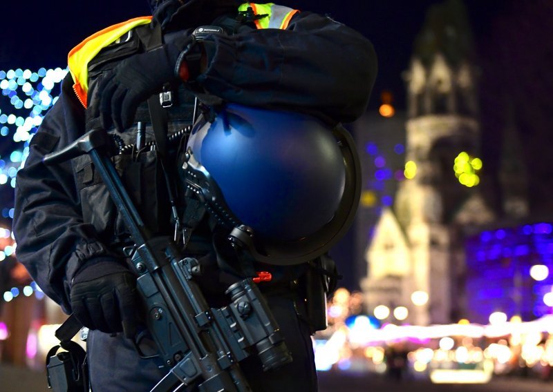 Policija u Berlinu evakuirala božićni sajam, nađen sumnjiv predmet