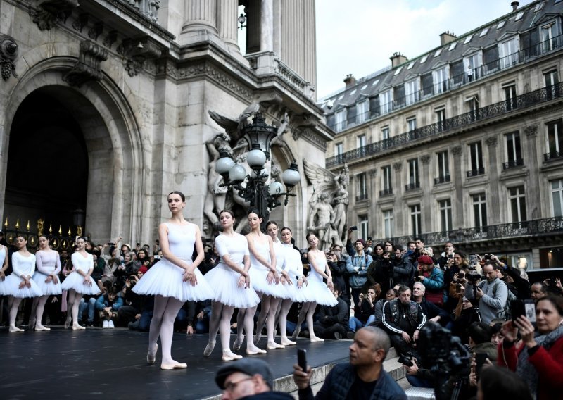 'Labuđim jezerom' protiv Macronove mirovinske reforme: Balerine prosvjedovale plešući ispred Pariške opere