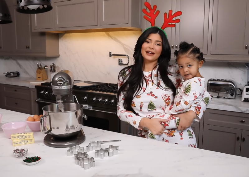 Kylie Jenner otkrila recept za božićne kekse i kćerkicu odjenula u glamuroznu haljinu kako bi izgledala baš poput nje
