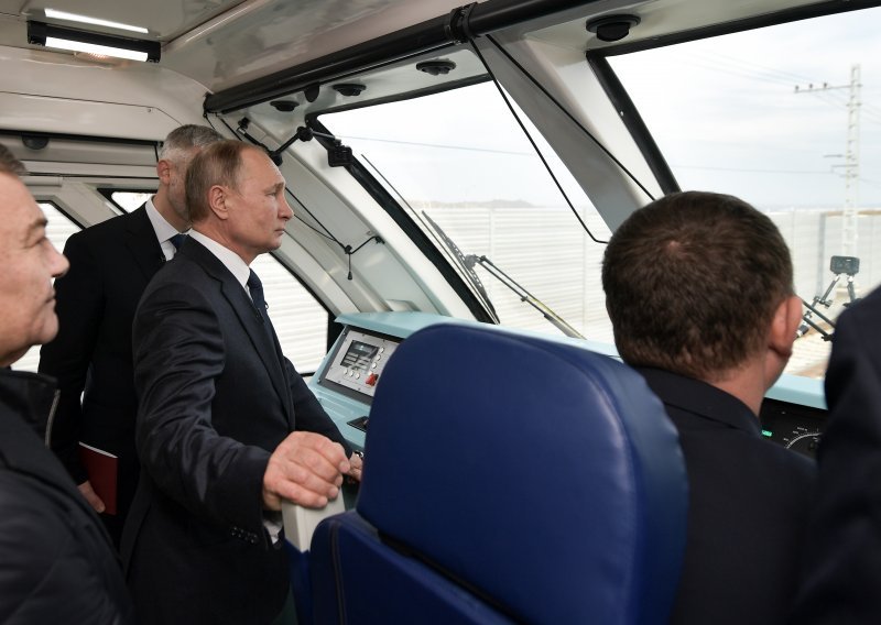 Rusi otvorili željezničku liniju na Krim preko mosta, Ukrajina pokrenula istragu zbog ilegalnog prelaska granice