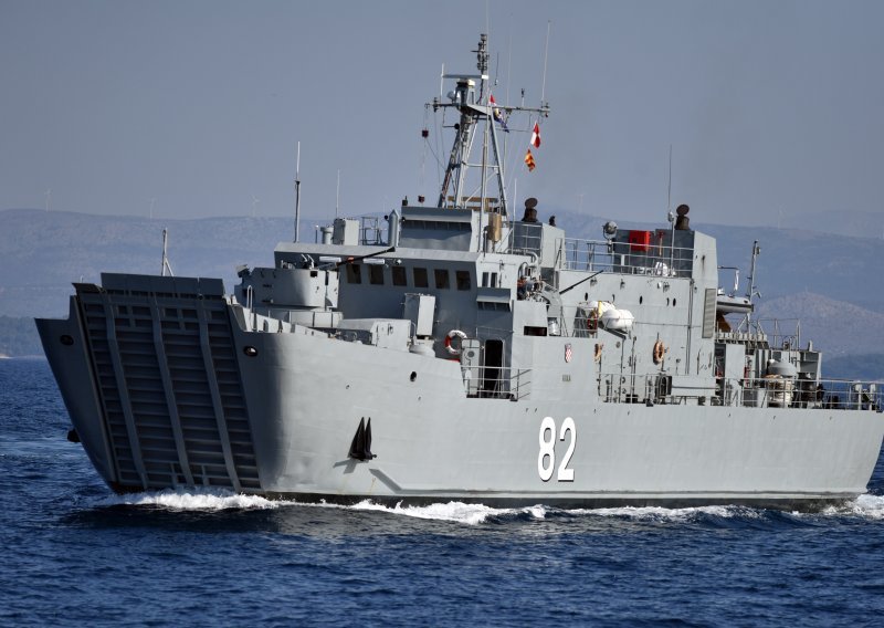 Brod i posada Hrvatske ratne mornarice sudjelovali u blagdanskoj čestitki NATO saveza