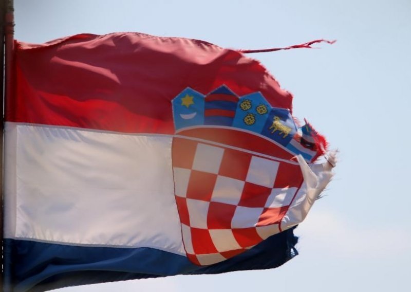Dvojica mladića uhićena zbog paljenja hrvatske zastave u Vinkovcima