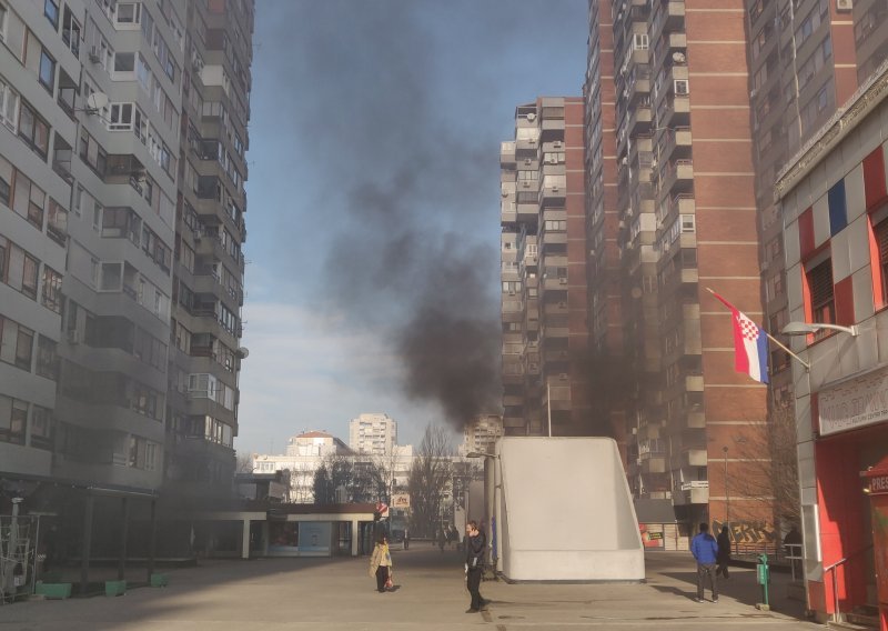 [VIDEO/FOTO] Požar u Mamutici, iz garaže sukljao gust dim, zapalili se automobili