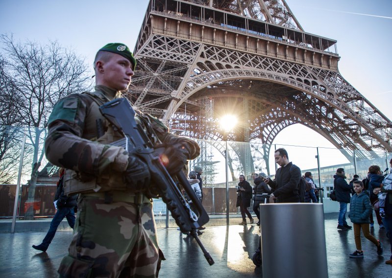 Pariška policija ustrijelila muškarca koji je pokušao nožem napasti prolaznike