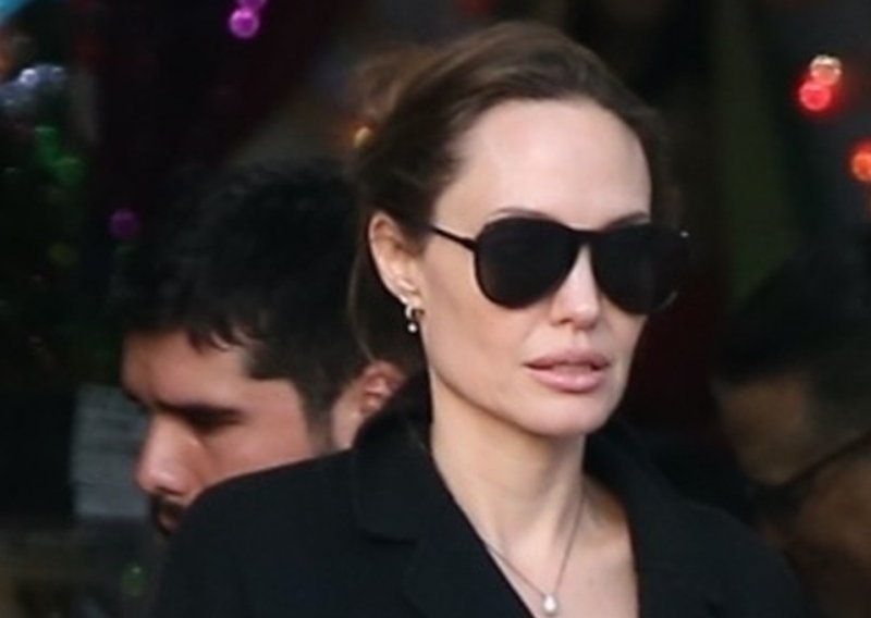 Dobro raspoložena Angelina Jolie u šetnji s djecom i s vrećicama u ruci izgleda kao djevojka iz susjedstva