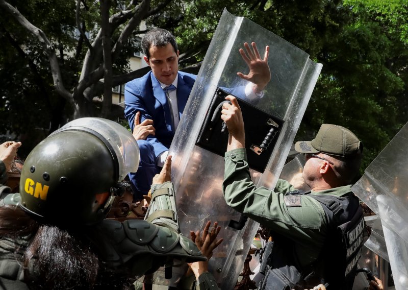 Legitimni venezuelski čelnik Juan Guaido uspio ući u zgradu parlamenta