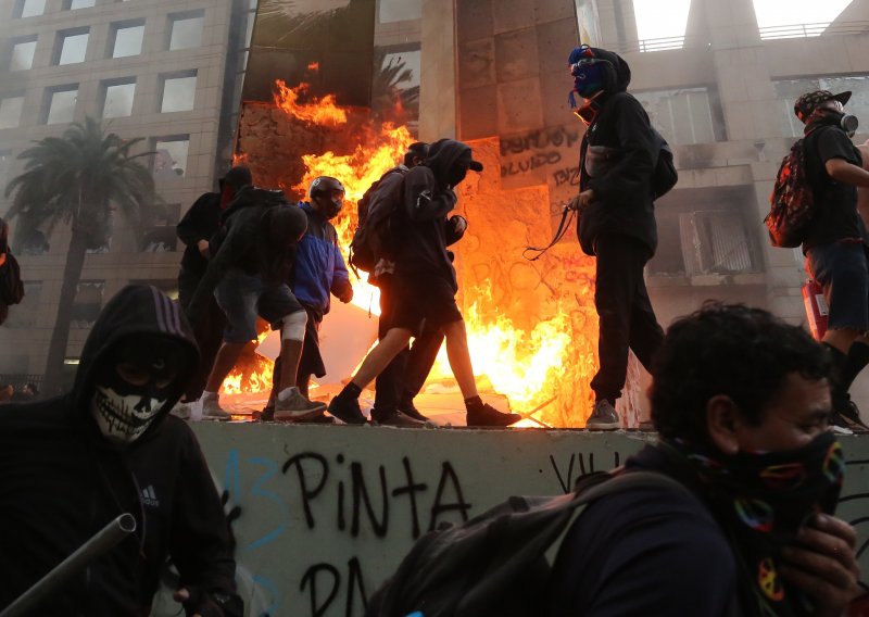 Čileanski studenti masovno palili prijemne ispite za fakultete
