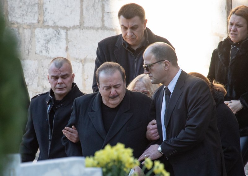 Velika tuga u Dubrovniku: Milo Hrnić nije mogao suspregnuti suze na sprovodu sina