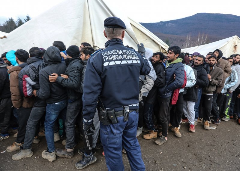 Ilegalni migranti iz Bihaća preseljeni u novi prihvatni centar kod Sarajeva