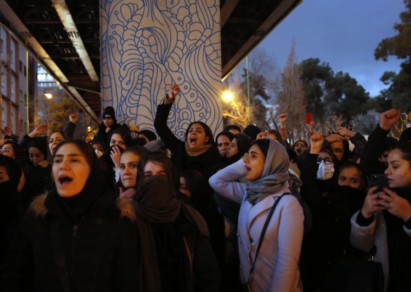 Studenti u Teheranu kritizirali režim jer je htio sakriti odgovornost za rušenje ukrajinskog aviona, policija ih rastjerala