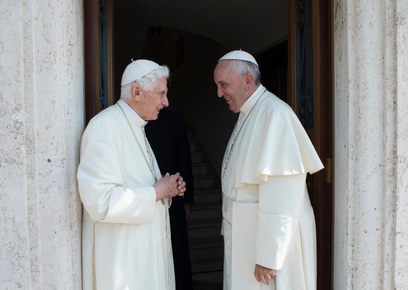 Bivši papa Benedikt XVI. izazvao buru knjigom koja se tumači i kao udar na aktualnog poglavara Katoličke crkve
