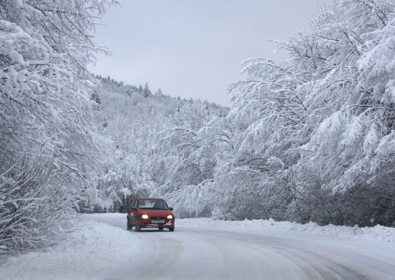 Snijeg otežava promet, a na Primorju orkanska bura
