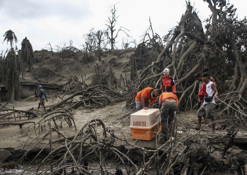 Dvije žrtve erupcije filipinskog vulkana, 82.000 evakuirano