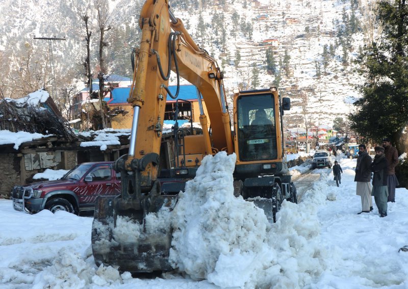 U snježnom nevremenu u Pakistanu najmanje 100 mrtvih