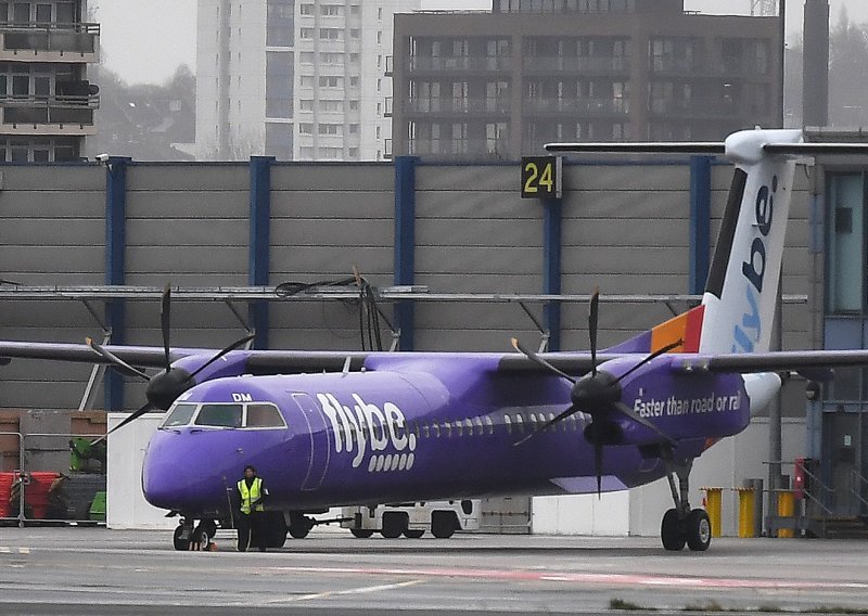 Britanska vlada spašava posrnulu aviokompaniju Flybe; vlasnik British Airwaysa žali se EU
