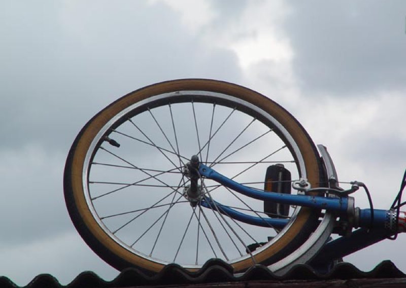 Manijak na biciklu 'ordinira' Vinkovcima