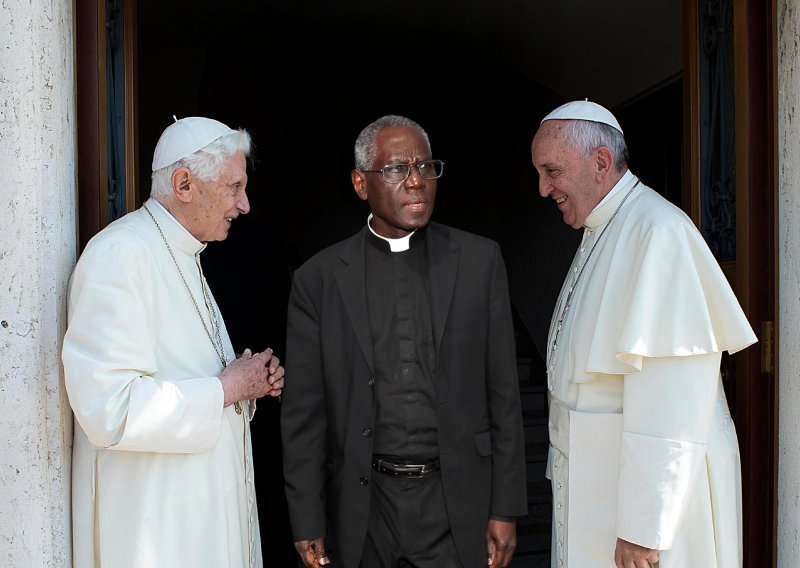 Jesu li odškrinuta vrata za ukidanje celibata? Benedikt XVI i kardinal Sarah, ikona konzervativaca, knjigom izazvali pravi požar. Otkrivamo što se krije iza svega
