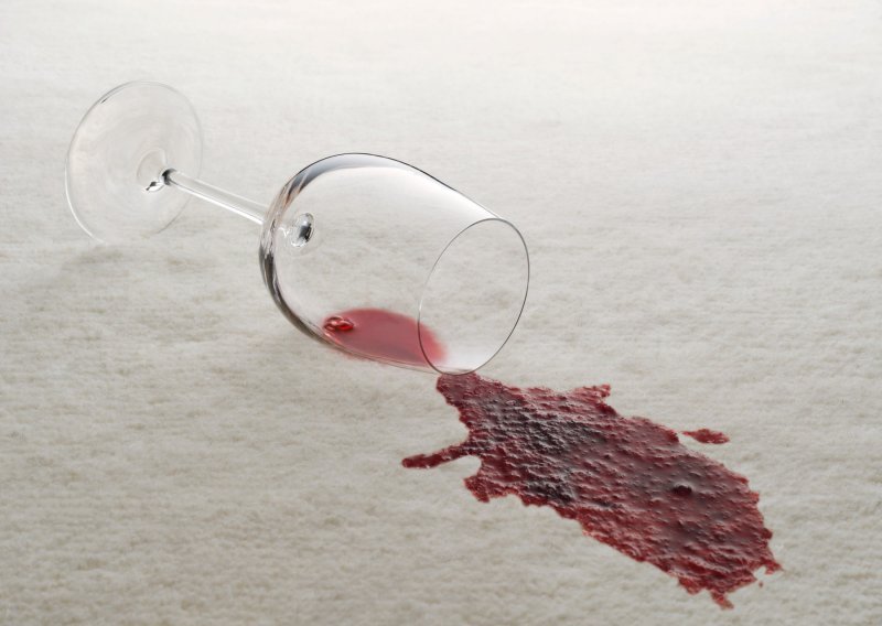 Evo kako najlakše ukloniti mrlje od crnog vina