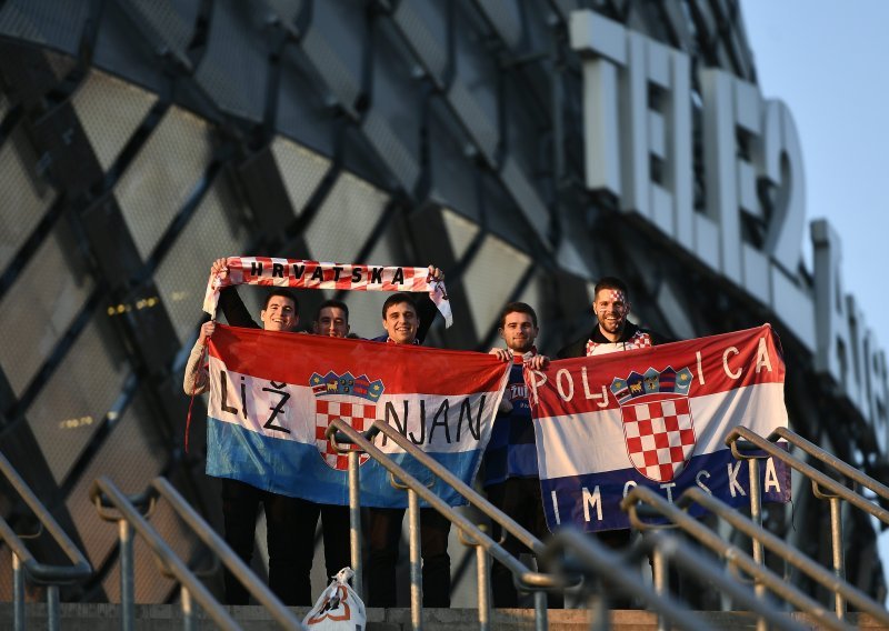 Hrvatski navijači pred dvoranom 'pripremaju teren' za ulazak u finale
