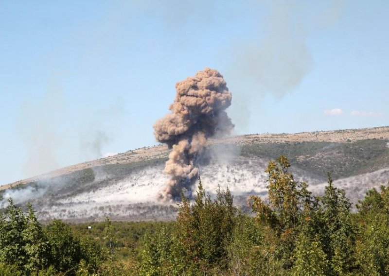 Manje eksplozije u bivšem vojnom skladištu Pađene