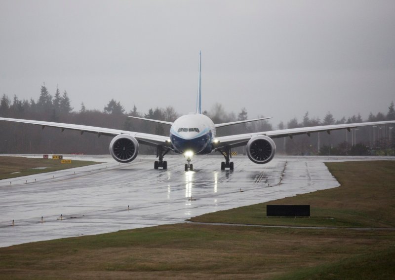 [FOTO/VIDEO] Pogledajte prvi probni let Boeingove putničke grdosije kojom želi napasti Airbus