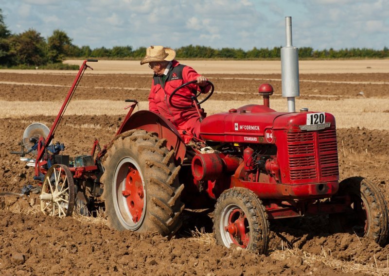 Američki farmeri ne žele kupovati nove traktore, više ih zanimaju usluge istočnoeuropskih hakera ili strojevi stari više od 30 godina