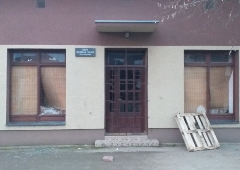 Razbijeni prozori na Hrvatskom domu u srijemskom Novom Slankamenu