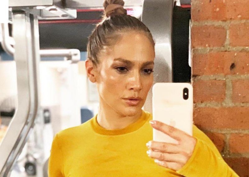 Zgodna i bez trunke šminke: Jennifer Lopez u kućnom izdanju  nakon spektakularnog nastupa