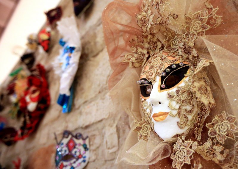 [FOTO/VIDEO] Zavirite na spektakularnu izložbu maski u Šibeniku