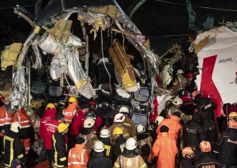 Novi detalji o nesvakidašnjoj nesreći u Turskoj: Avion se raspao na tri dijela, tri osobe izgubile život