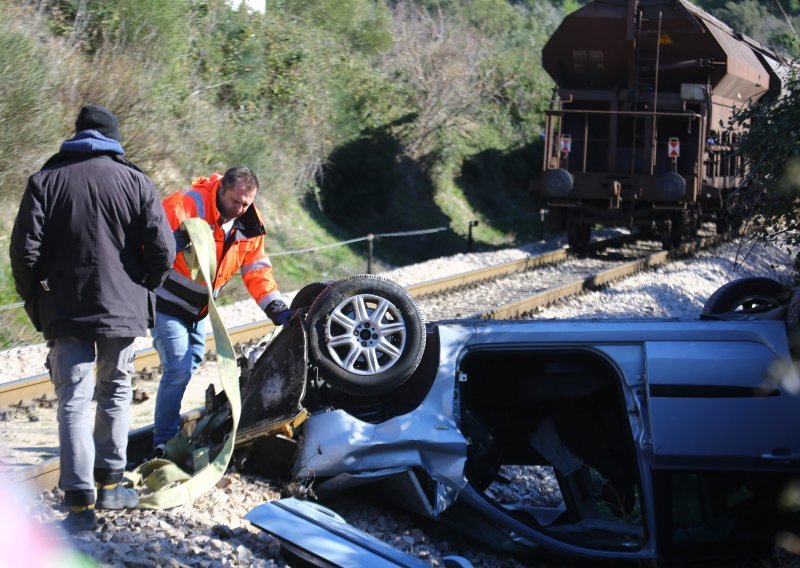 Dvije osobe ozlijeđene u naletu vlaka na automobil u Kaštel Lukšiću