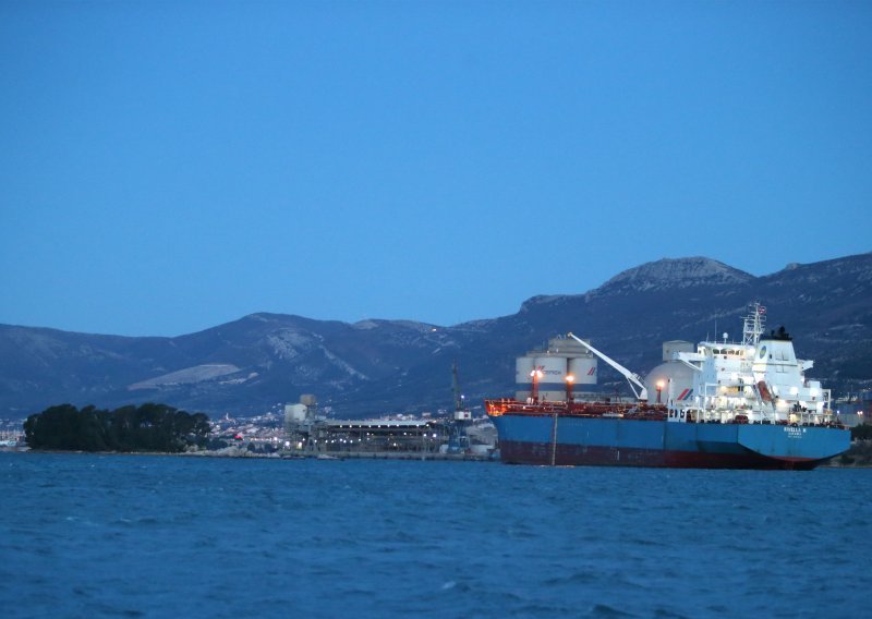 Talijanski tanker odsukan u Solinu i otegljen u splitsku gradsku luku