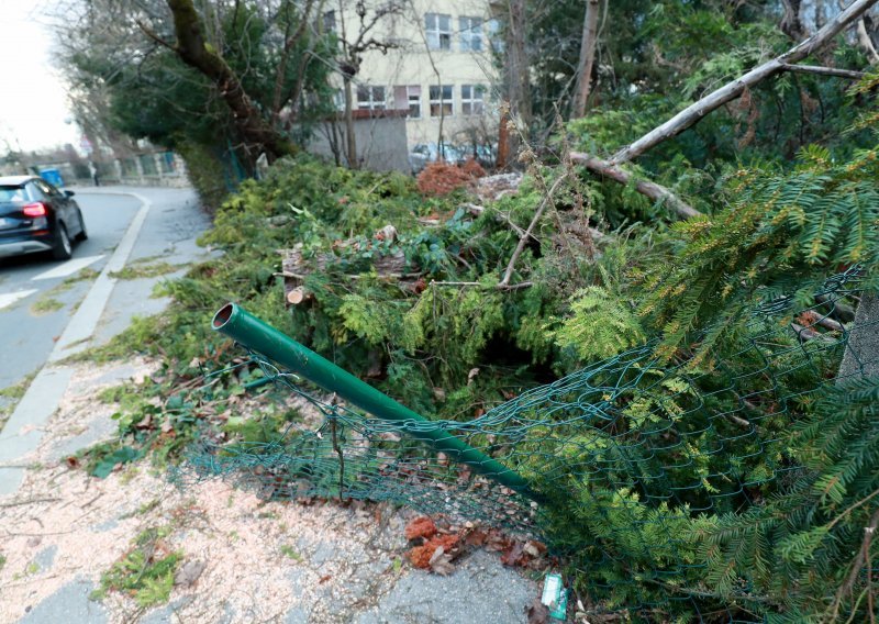 Kaos na sjeveru Hrvatske: U Lepoglavi vjetar otpuhao krov s pošte, u Ivancu ulicama lete šindre i oluci