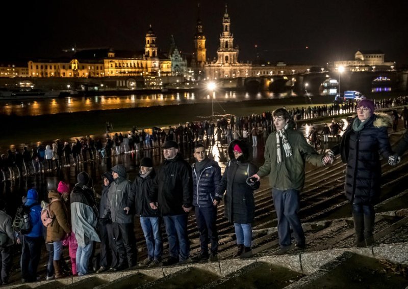 Ljudski lanac u Dresdenu formiralo 11.000 građana