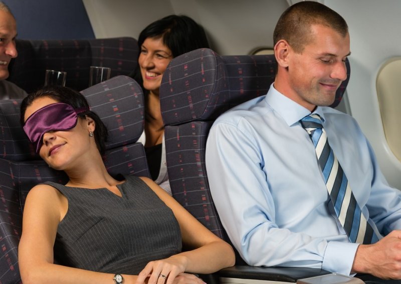 Viralni video aktualizirao vječno pitanje - je li u redu spustiti naslon sjedala u avionu?