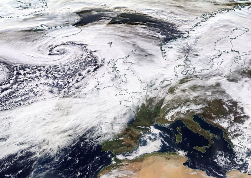 Oluja Dennis divlja u Velikoj Britaniji, u Walesu poglašen crveni alarm: Meterološki uvjeti su opasni po život