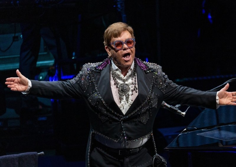 Elton John u suzama prekinuo koncert: 'Ne mogu pjevati'