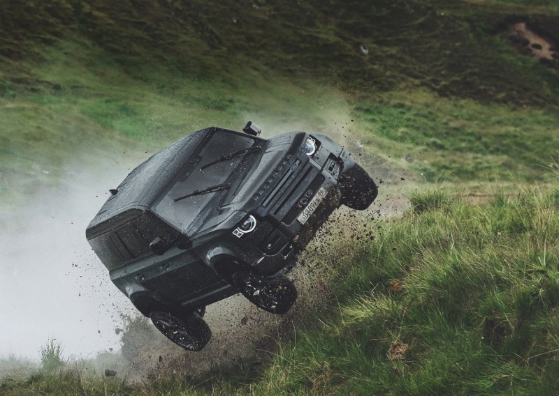[FOTO/VIDEO] Spektakularne scene sa snimanja Jamesa Bonda: Novi Land Rover Defender skače 30-tak metara