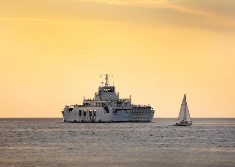 Ljetni red plovidbe Jadrolinije od 25 svibnja, a ne 2. lipnja