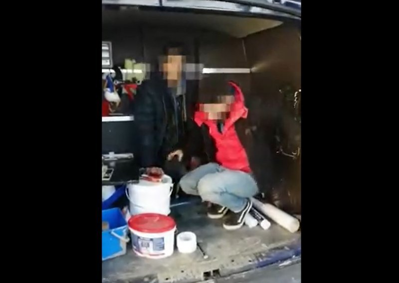 [VIDEO] Dva Belgijanca na A3 prevozila četiri migranta u prilagođenom kombiju; pogledajte u kojem minijaturnom prostoru su ih vozili