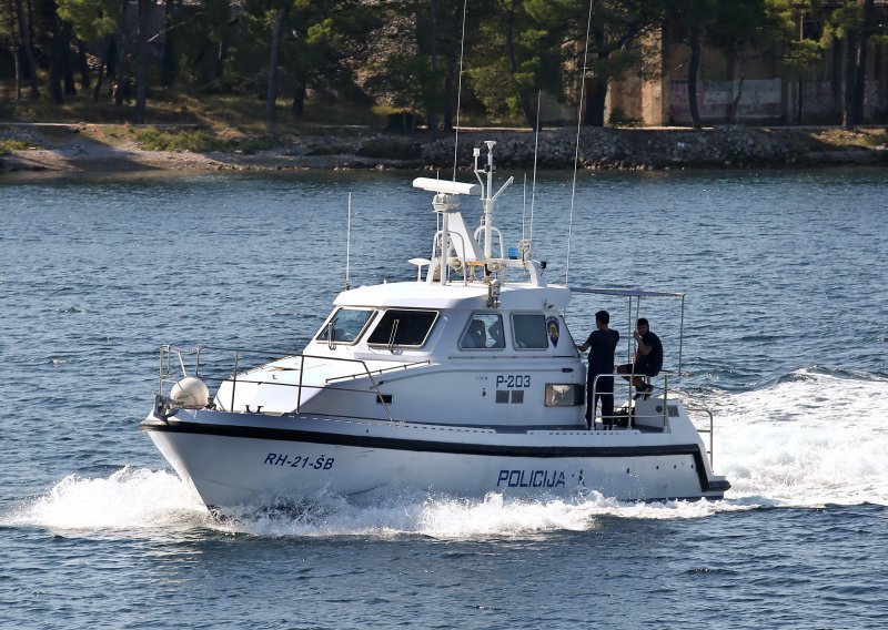 Pomorska policija privela četiri talijanska ribara; zatekli ih u krivolovu na graničnoj crti