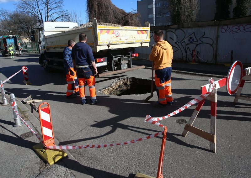 Nasred ulice u Zagrebu otvorila se rupa