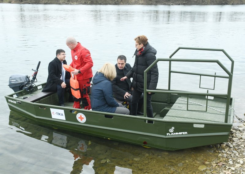 Hrvatska Kostajnica dobila brodicu za pomoć i spašavanje na vodi