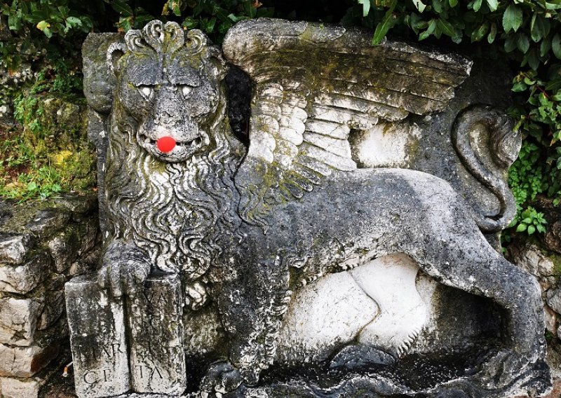 Crveni Nosovi osvanuli na skulpturama u Splitu, Osijeku, Zagrebu i na Trsatu