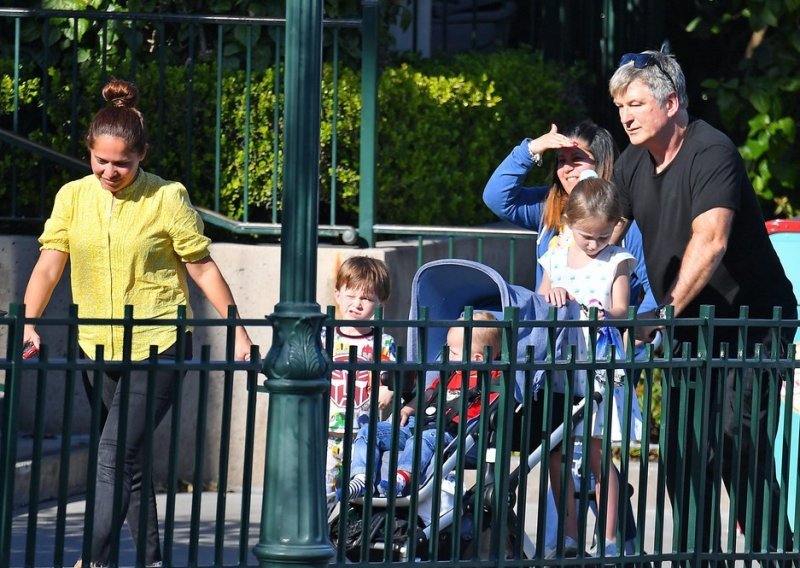 Obiteljski izlet: Slavni glumac u Disneyland poveo svojih petero djece